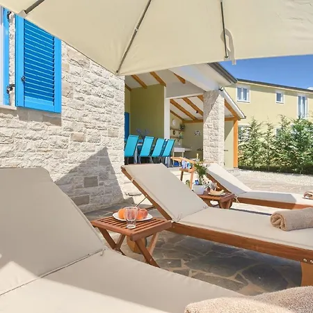 別荘 Mit Privatpool Fuer 12 Personen Ca 280 Qm In Muzini, Istrien Binnenland Von Istrien