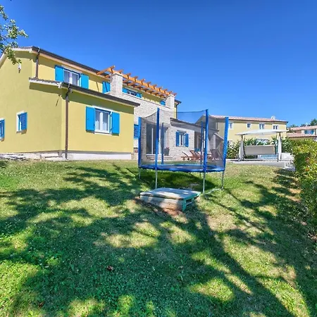 Mit Privatpool Fuer 12 Personen Ca 280 Qm In Muzini, Istrien Binnenland Von Istrien 別荘