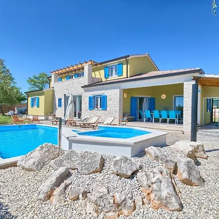 Mit Privatpool Fuer 12 Personen Ca 280 Qm In Muzini, Istrien Binnenland Von Istrien 別荘 Žminj